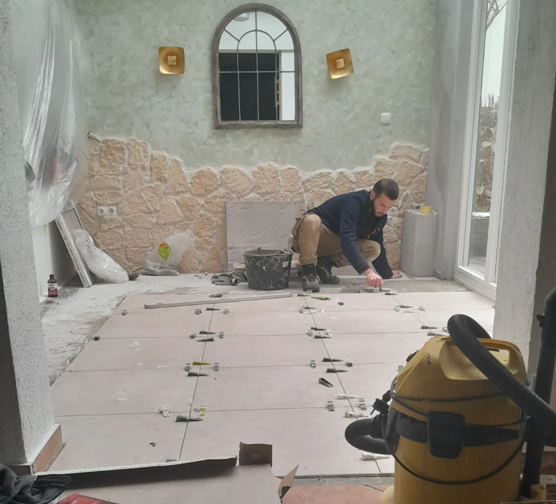 Fliesenverlegung in Arbeit