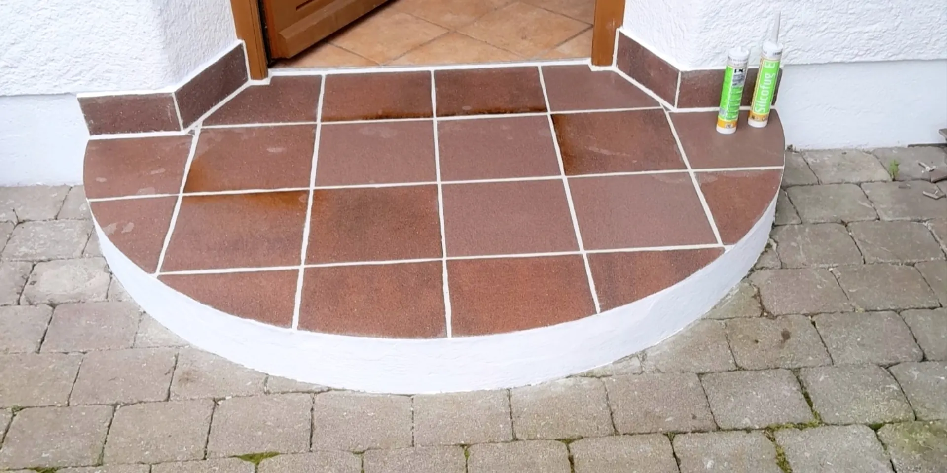 Geflieste Eingangsstufe mit roten Bodenfliesen – FABRES Fliesenverlegung Rosenheim